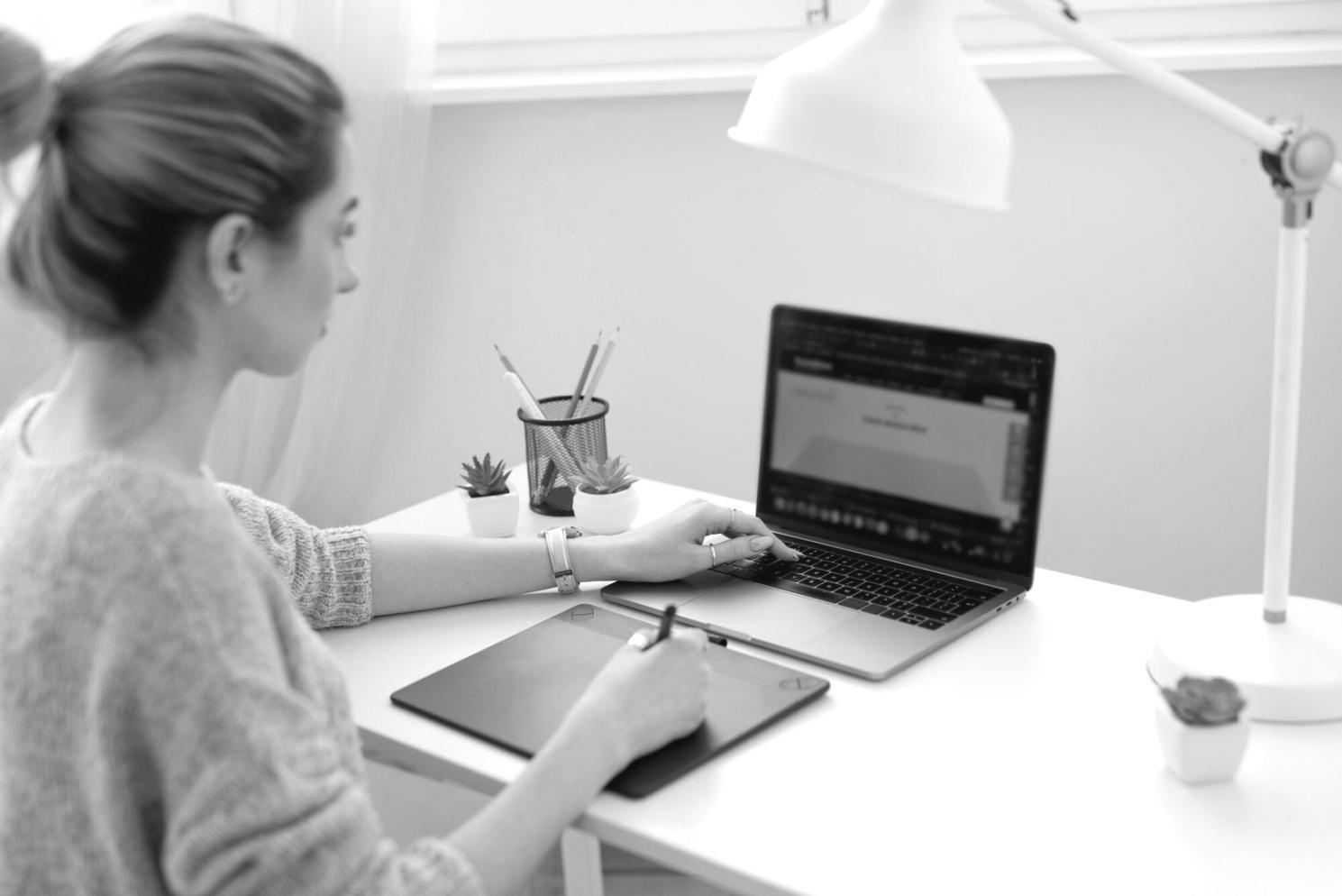 Environnement de travail moderne chez sylarentivo avec espaces collaboratifs